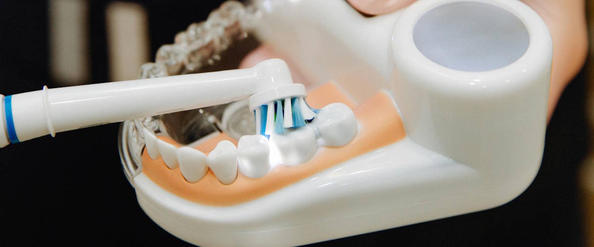 Brossage avec une brosse à dent electrique