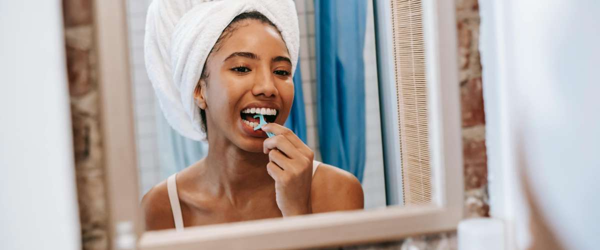 Utiliser un fil dentaire